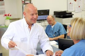 Sascha Wihstutz, Chefarzt Geriatrie St. Josef Krankenhaus Wiesdorf mit Pflegekraft